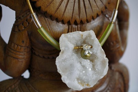 Géode d'AGATE blanche à la perle gold sur cuir